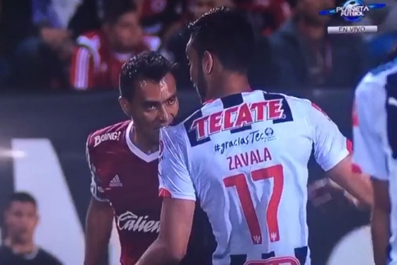 عکس/ گاز گرفتن حریف در لیگ مکزیک عکس/ گاز گرفتن حریف در لیگ مکزیک