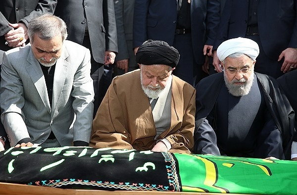 عکس/ رئیس جمهور بر بالین مادرش عکس/ رئیس جمهور بر بالین مادرش