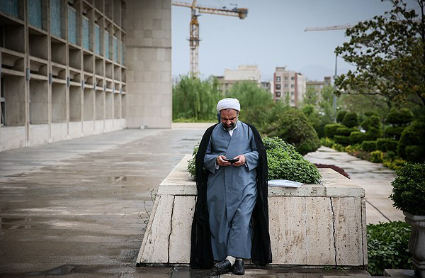 عکس/ خلوت رسایی با موبایلش!