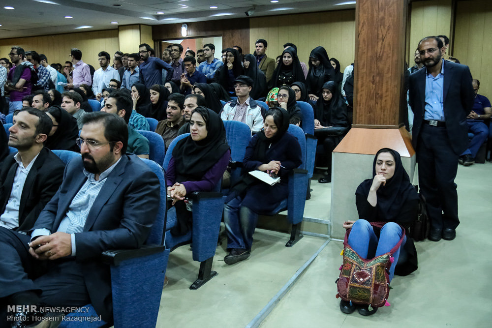 عکس/ همایش عراقچی برای این خانم جا نداشت!