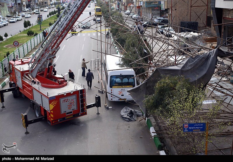 تصاویر/ سقوط داربست بر اثر باد شدید در قم