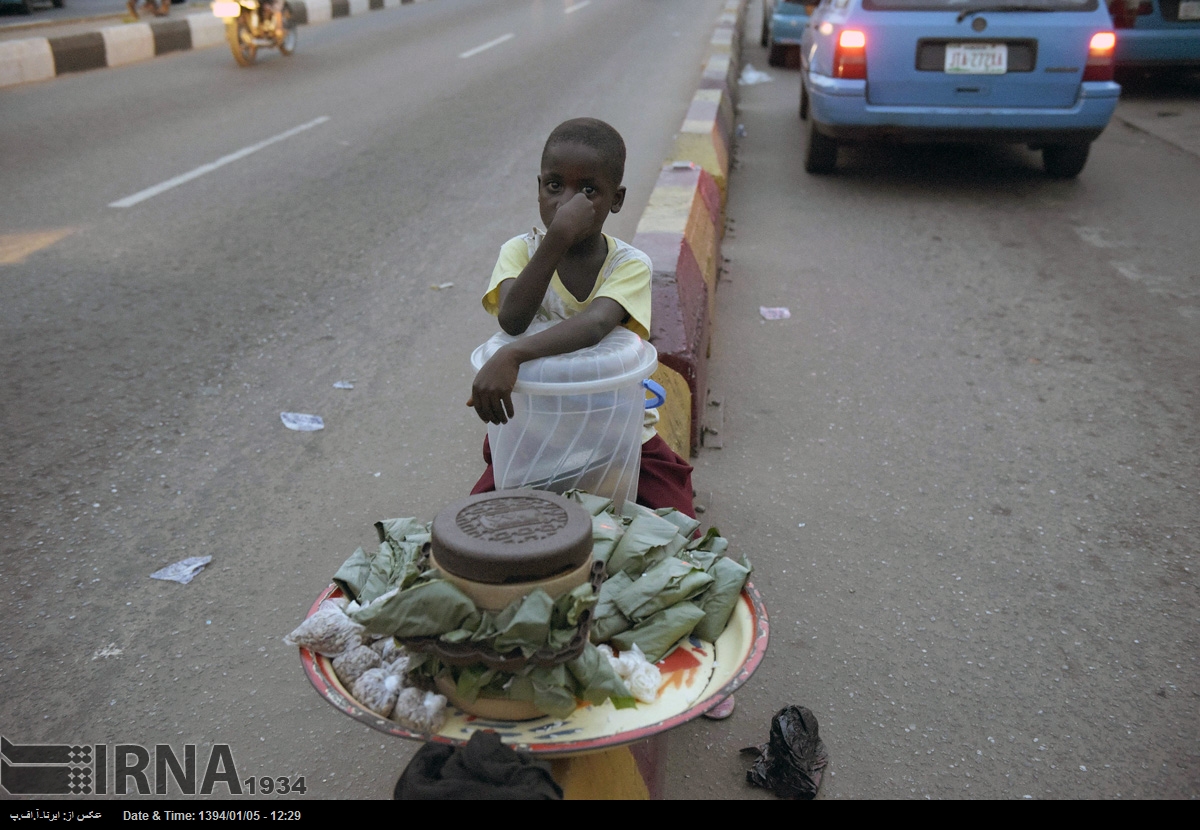 عکس/ دستفروشی در وسط بلوار