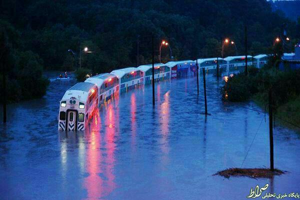 عکس/ قطار گرفتار در سیل-تورنتو