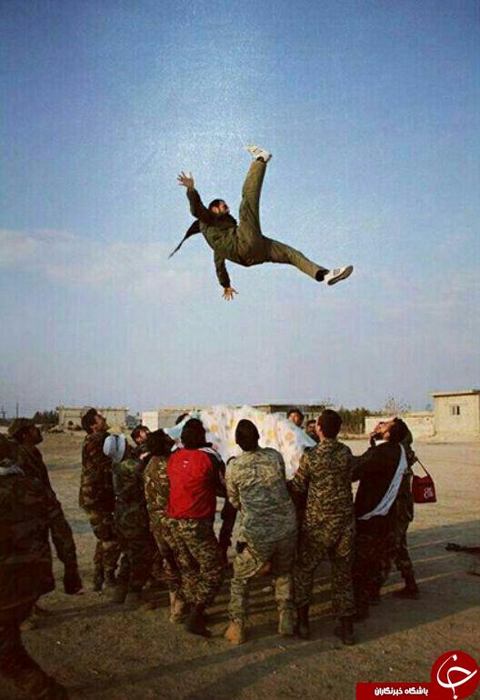 عکس/ شوخی جالب گروهی با مدافع حرم عکس/ شوخی جالب گروهی با مدافع حرم