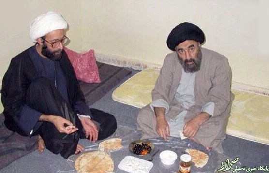 عکس/ لحظه افطار شیخ‌ نمر با یکی‌از مراجع