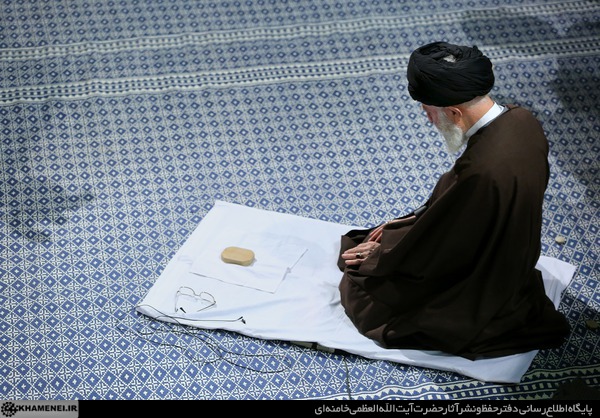 تصویری ویژه از افامه نماز ظهر رهبرانقلاب