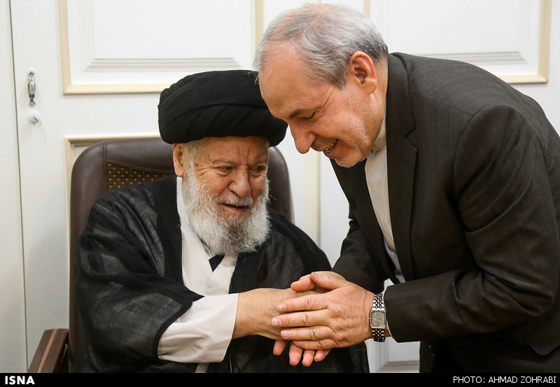 عکس/ دستبوسیفانی دردیدار با یک مرجع عکس/ دستبوسیفانی دردیدار با یک مرجع