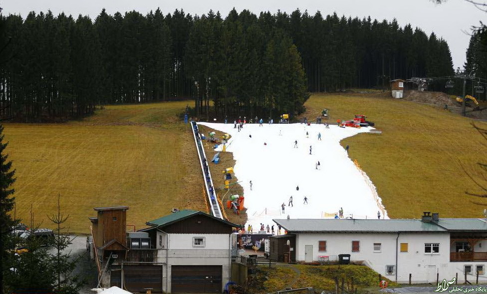 عکس/ آماده‌سازی یک پیست با برف مصنوعی