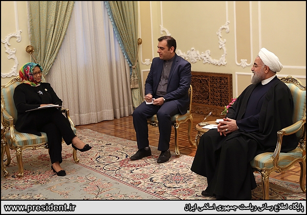 عکس/ ژست خانم وزیر در دیدار با روحانی