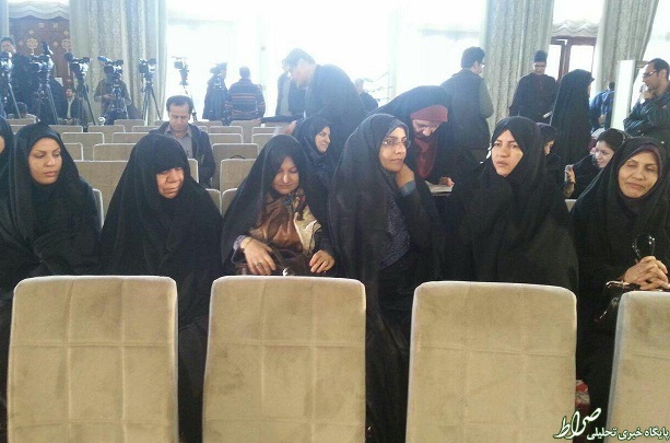 عکس/ همسران شهدای هسته ای در کنفرانس خبری روحانی