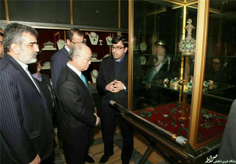 عکس/ بازدید آمانو از موزه جواهرات