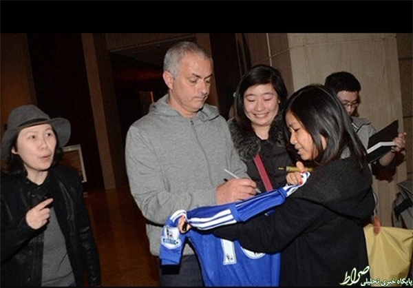 عکس/مورینیو هنگام امضای پیراهن‌چلسی