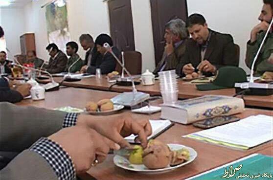 عکس/ پذیرایی از مهمانان فرماندار با سیب زمینی!