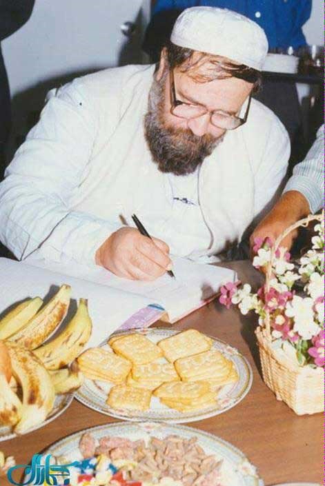 عکس/سیداحمدخمینی درمنزل شهیدچمران