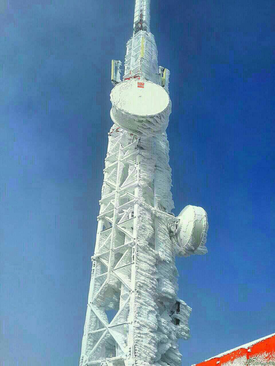 عکس/ وقتی دکل مخابراتی یخ می‌زند!