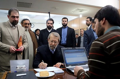 چه كسانی لاريجاني را هنگام ثبتنام همراهي كردند؟ +عکس چه كسانی لاريجاني را هنگام ثبتنام همراهي كردند؟ +عکس