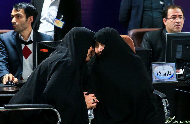 عکس/ درگوشی فاطمه هاشمی و مادرش