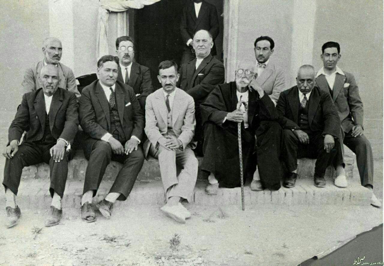 عکسی از کمال الملک با عصا