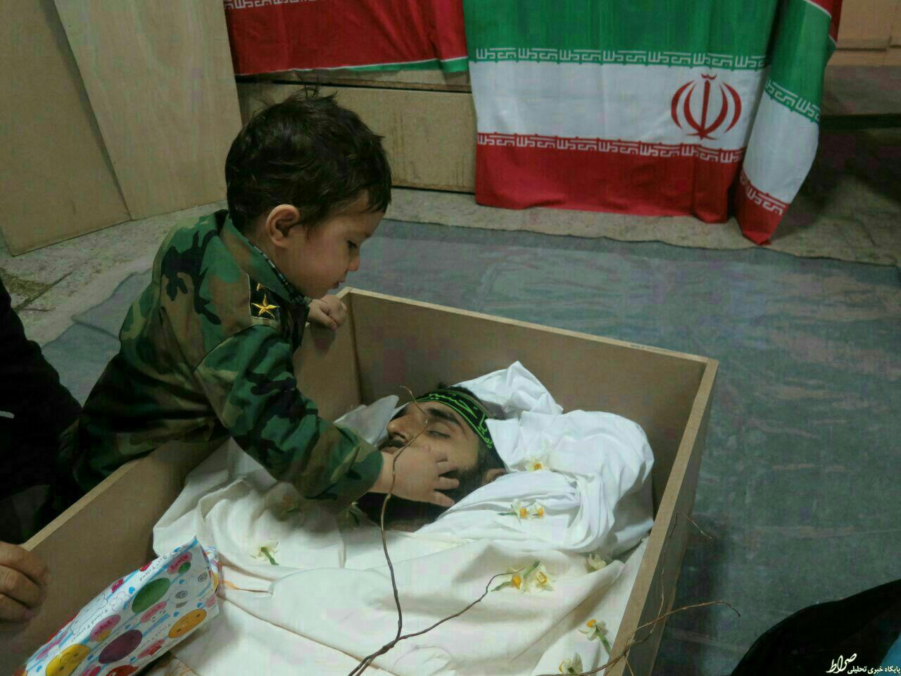 عکس/ وداع جانسوز یک کودک با پدر شهیدش