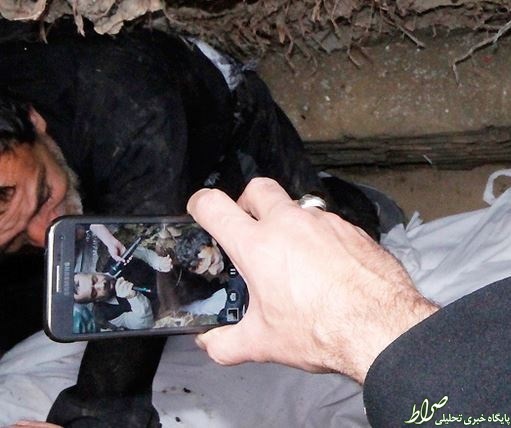 تصاویر/ مداحی کریمی در قبر مدافع حرم