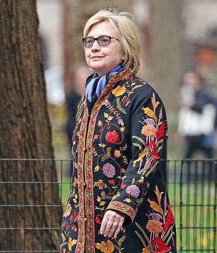 عکس/ تیپ شرقی هیلاری در پیاده‌روی