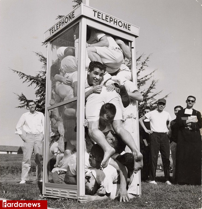 عکس/ ۲۲ نفر در یک باجه تلفن!