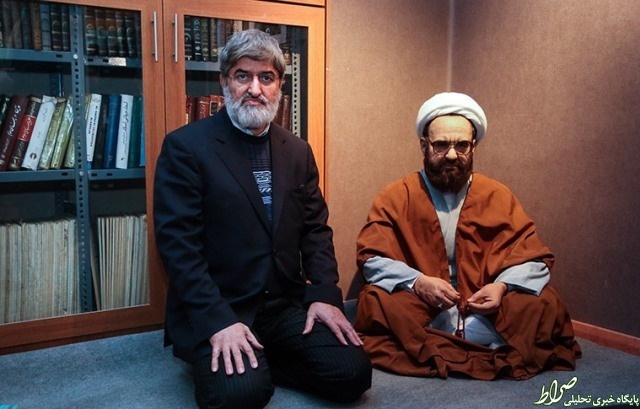 مطهری در کنار مجسمه پدرش +عکس مطهری در کنار مجسمه پدرش +عکس