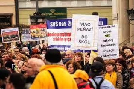 اعتصاب هزاران معلم دراسلواکی+عکس