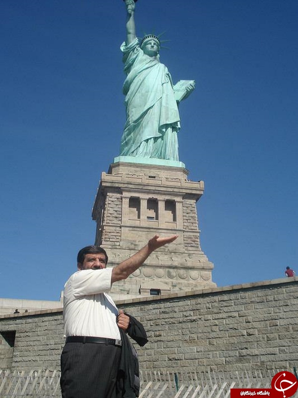 عکس یادگاری ضرغامی با مجسمه آزادی