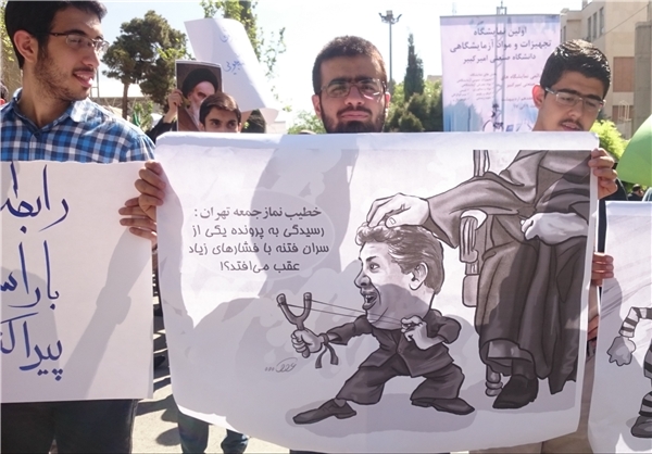 عکس/ کاریکاتور م.ه در دست دانشجویان عکس/ کاریکاتور م.ه در دست دانشجویان