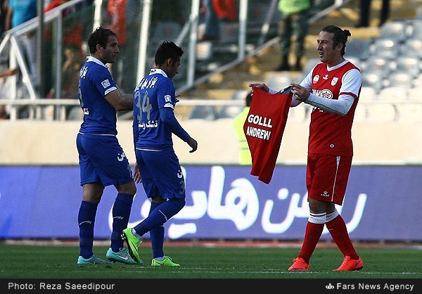 عکس/ پیراهنی که آندو به قلعهنویی نشان داد عکس/ پیراهنی که آندو به قلعهنویی نشان داد