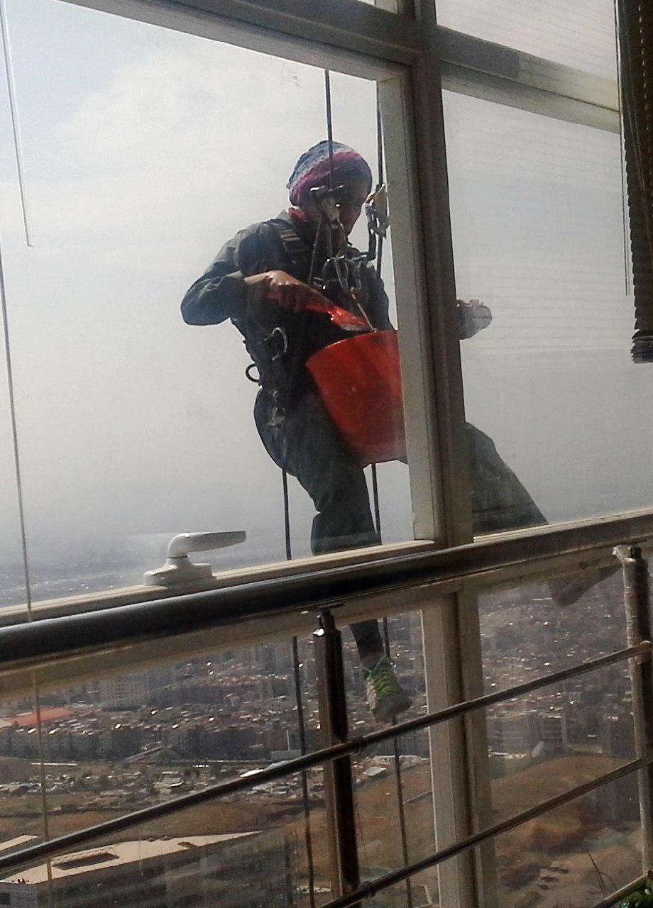 دختر آویزان از برج 27طبقه در تهران +عکس