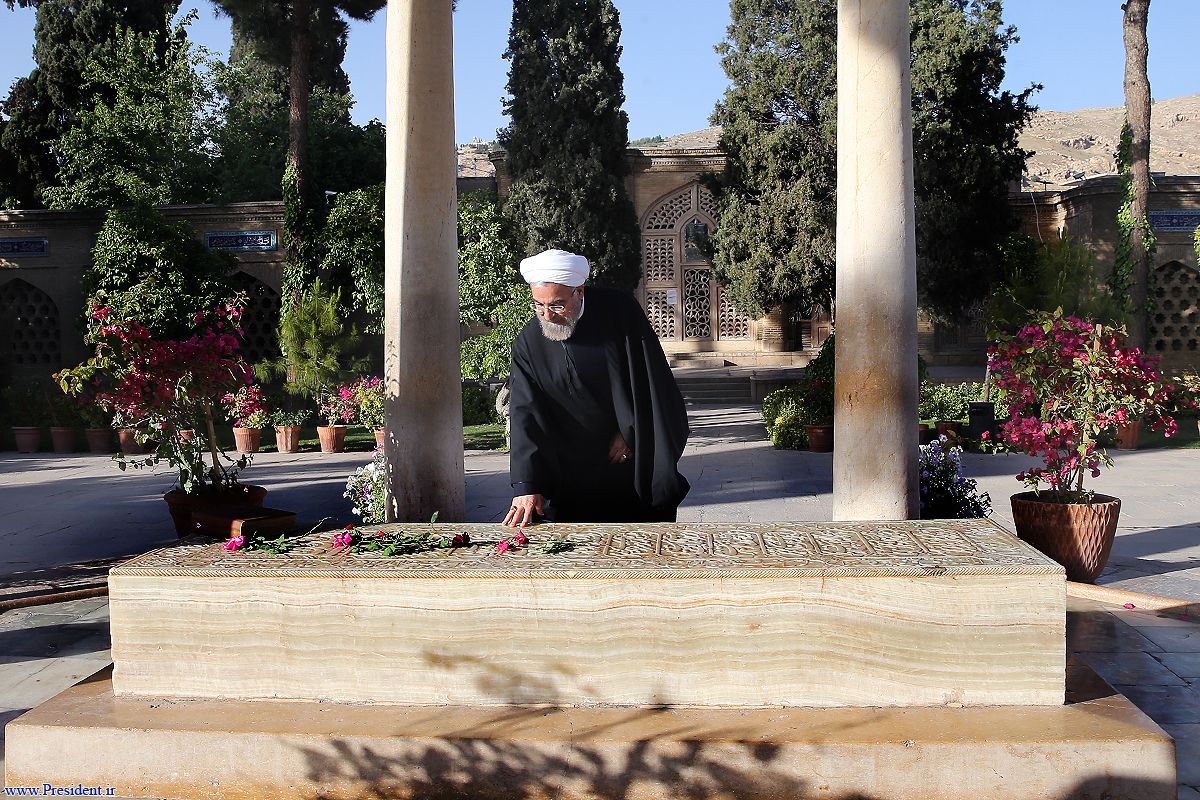روحانی در آرامگاه حافظ شیرازی +عکس