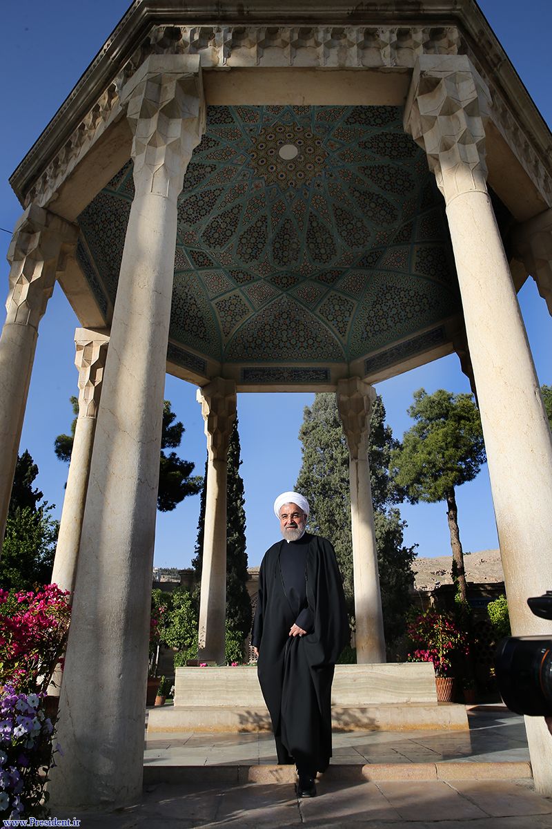 روحانی در آرامگاه حافظ شیرازی +عکس