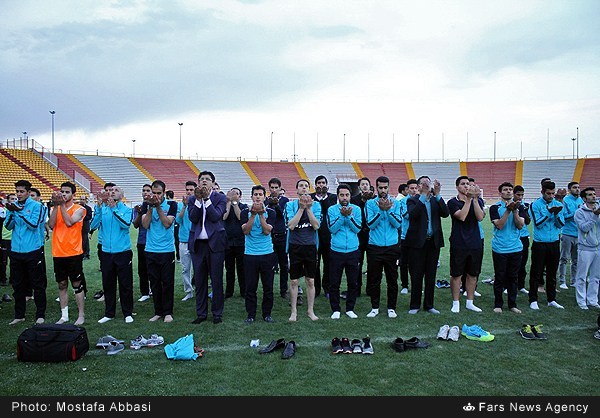 عکس/ نماز شکر برای صعود به لیگ برتر عکس/ نماز شکر برای صعود به لیگ برتر