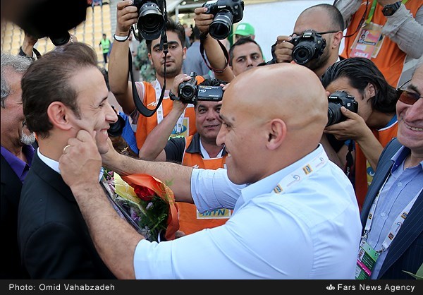 عکس/ شوخی منصوریان با گل محمدی