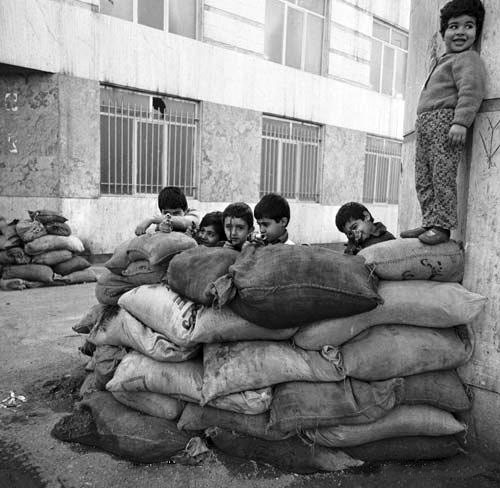 عکس/ بازی کودکان دهه 60 در سنگر