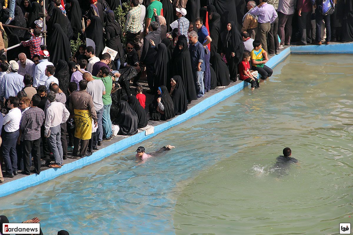 عکس/ شنا در تشییع جنازه شهدا!