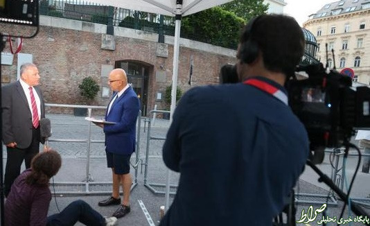 عکس/ پوشش جالب یک خبرنگار در وین