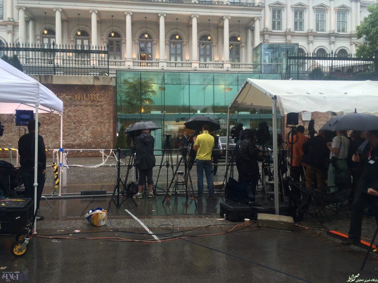 تصاویر/ بارش باران در محل سخنرانی کری