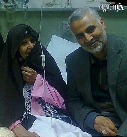 تصویر/ حاج قاسم در کنار مادر یک شهید تصویر/ حاج قاسم در کنار مادر یک شهید