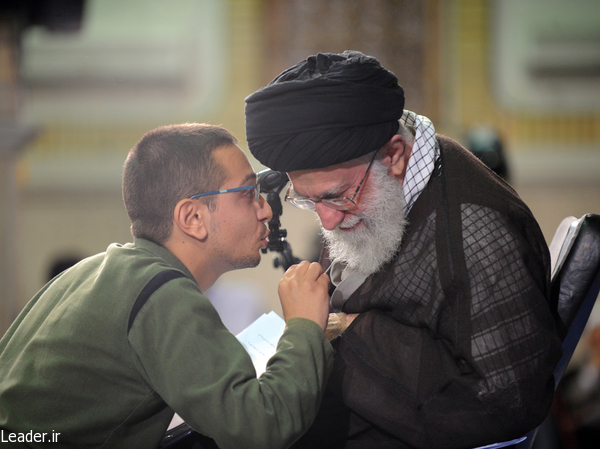 عکس/ صحبت درگوشی با رهبرانقلاب