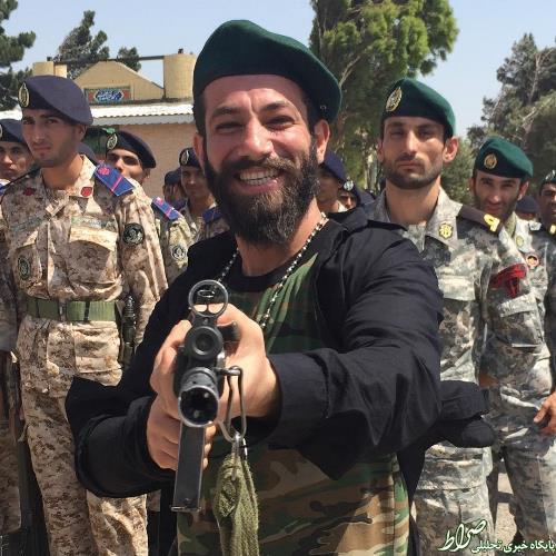 عکس/ خواننده زیرزمینی در پادگان نظامی عکس/ خواننده زیرزمینی در پادگان نظامی