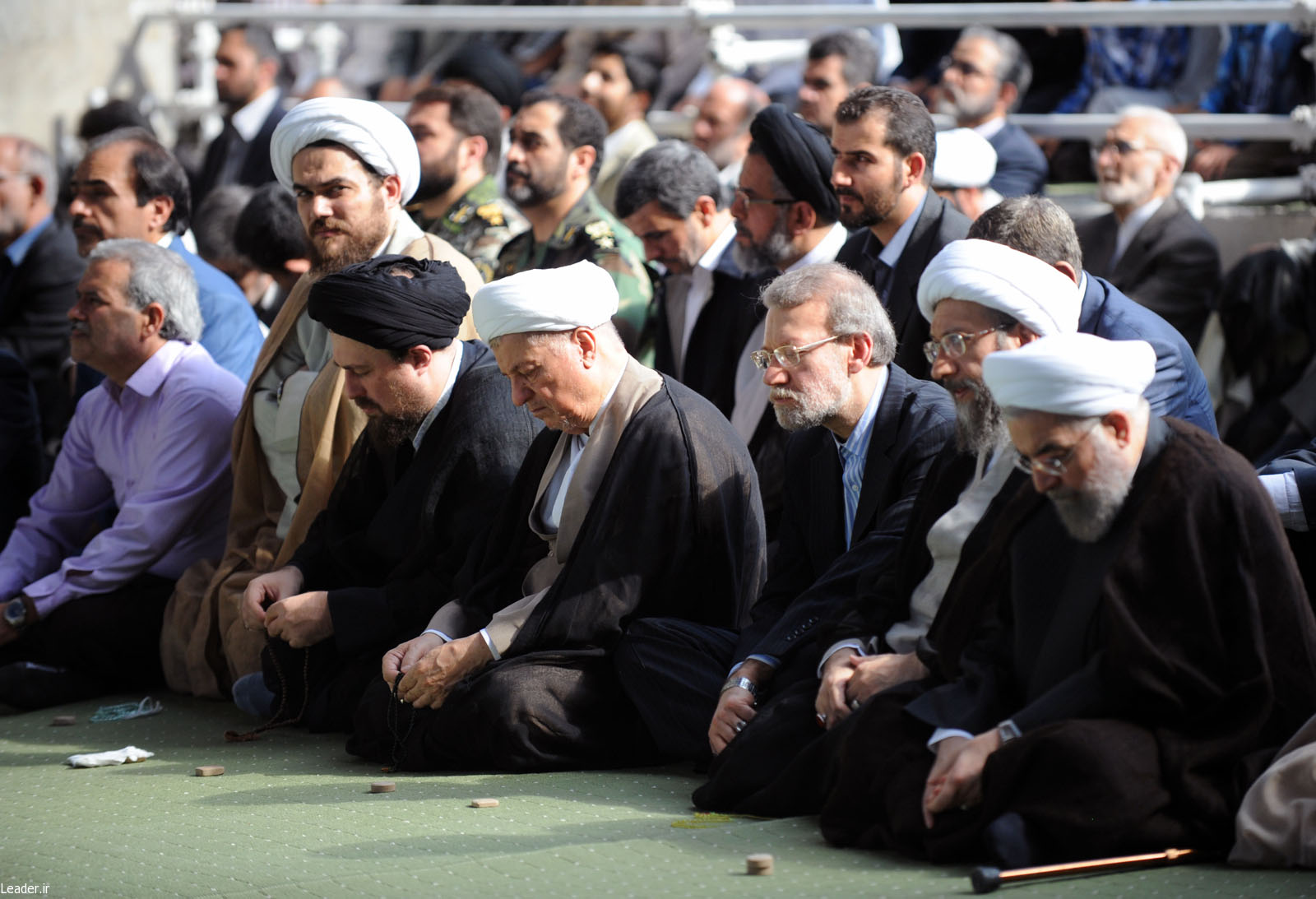 چهره روحانی و هاشمی هنگام سخنرانی رهبر انقلاب درباره نتایج مذاکرات هسته‌ای +عکس
