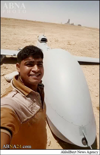 عکس/ سلفی عراقیها با پهباد ساقط شده آمریکایی عکس/ سلفی عراقیها با پهباد ساقط شده آمریکایی