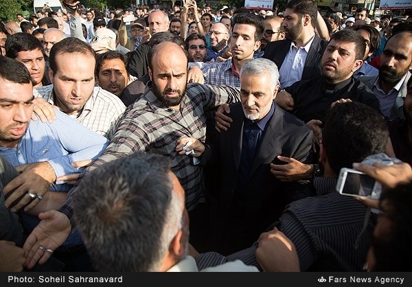 عکس/ قاسم سلیمانی در حلقه مردم