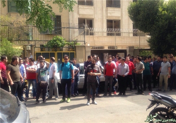 تجمع پرسپولیسیها مقابل باشگاه/ چنددستگی هواداران و دخالت ناجا +تصاویر تجمع پرسپولیسیها مقابل باشگاه/ چنددستگی هواداران و دخالت ناجا +تصاویر
