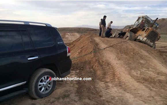 عکس/ کشیدن بولدوزر با لندکروز