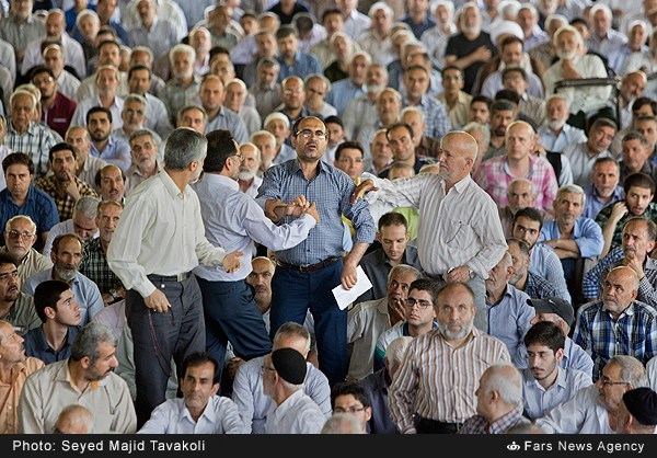 عکس/ اعتراض یک نمازگزار در نمازجمعه