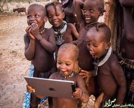 عکس/ تعجب کودکان قبیله در برابر تکنولوژی